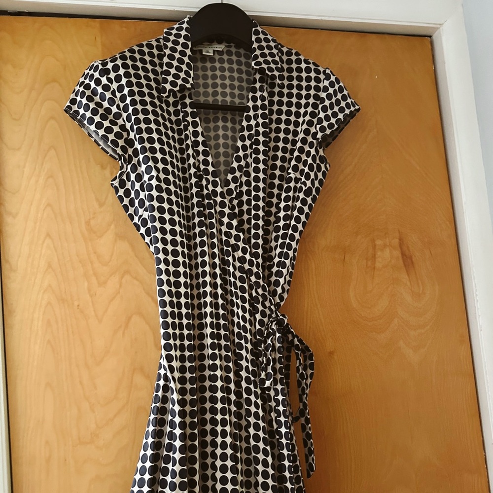Vintage 100%silk ivory dress w/navy dots. Banana Republic cap sleeve below-knee